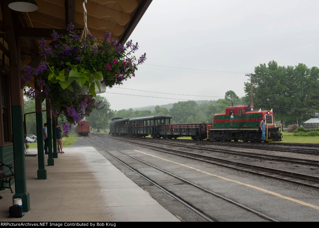 EBT m-7 returns from Colgate Grove with the excursion train in a downpour